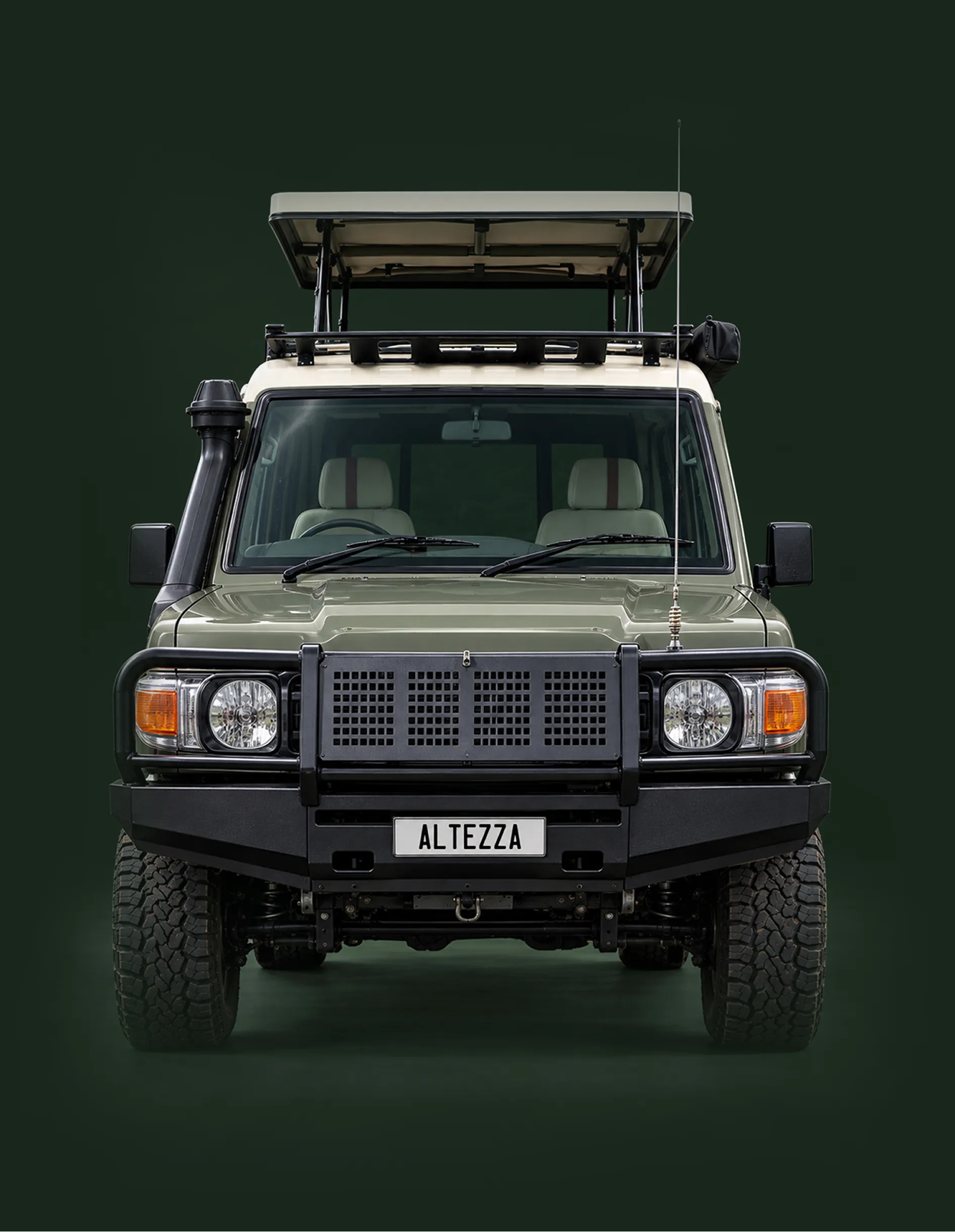 Framifrånvy av en Altezza safari-Land Cruiser med uppfällt tak