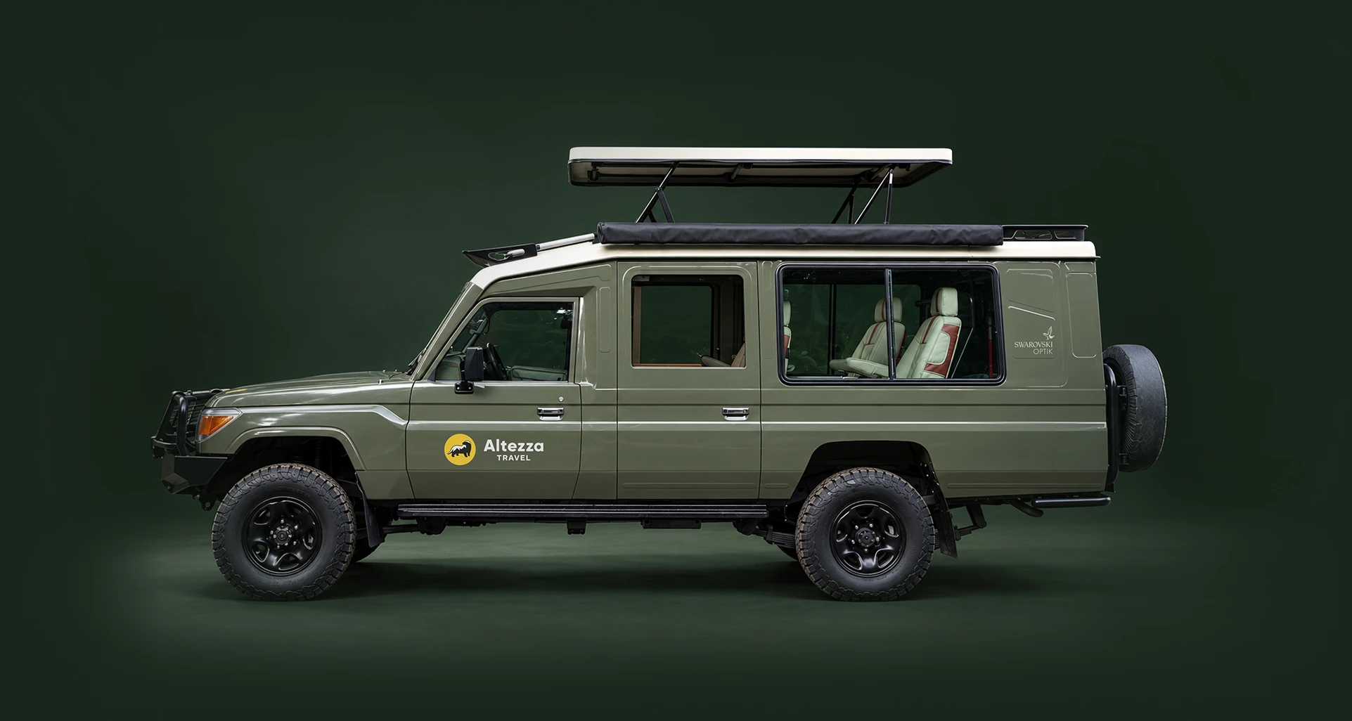 Altezza Toyota Land Cruiser med uppfällt panoramatak för safari