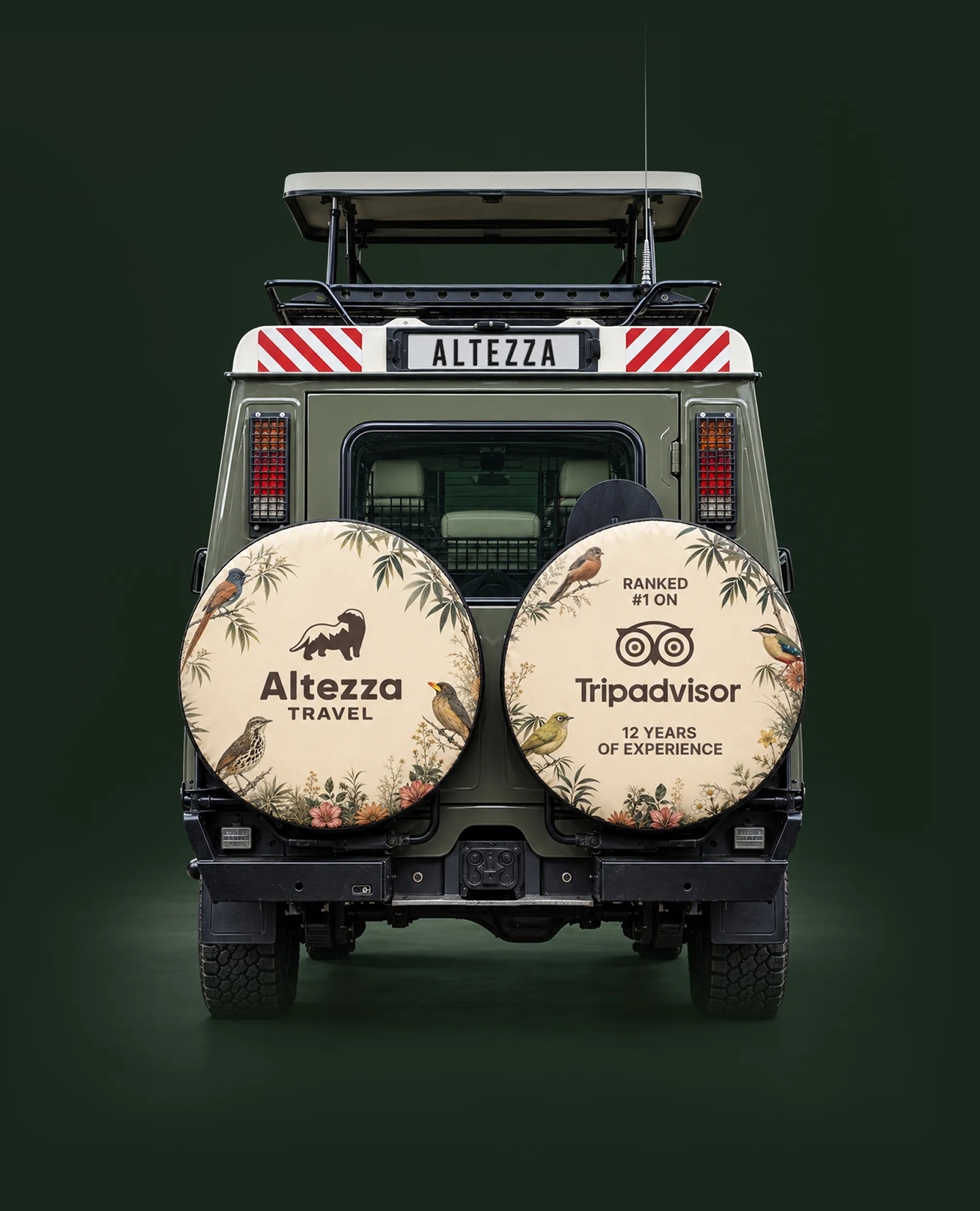 Bakifrånvy av en Altezza safari-Land Cruiser med uppfällt panoramatak