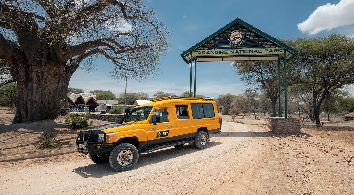 Altezza Travels safarifordon vid entrén till Tarangire nationalpark